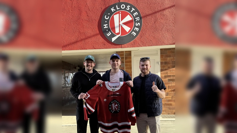 Der Sportliche Leiter Marc Kerndl, Neuzugang Liam Hätinen und Kapitän Vitus Gleixner vom EHC Klostersee freuen sich auf die neue Saison. (Foto: smg)
