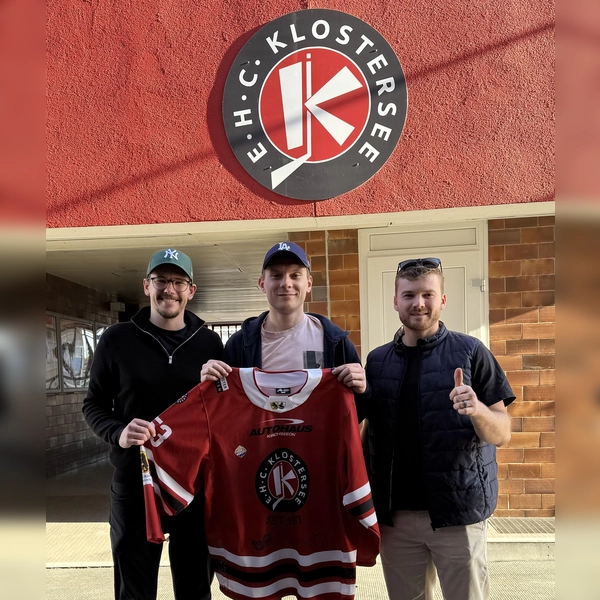 Der Sportliche Leiter Marc Kerndl, Neuzugang Liam Hätinen und Kapitän Vitus Gleixner vom EHC Klostersee freuen sich auf die neue Saison. (Foto: smg)