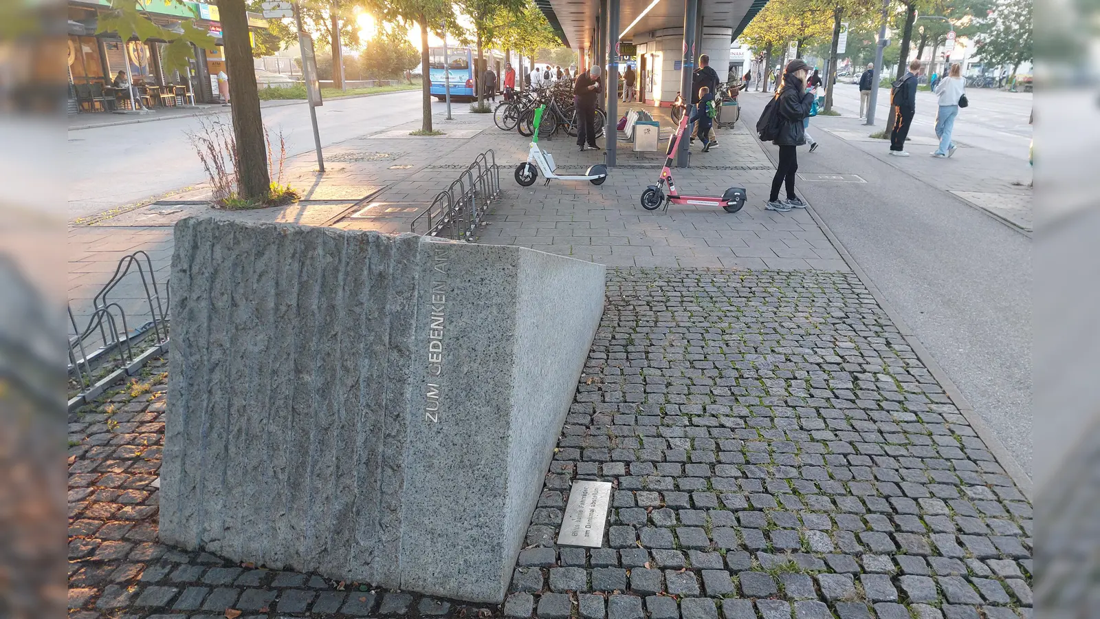 Ein Gedenkstein am Busbahnhof Trudering erinnert an das Unglück am 20. September 1994. (Foto: bas)