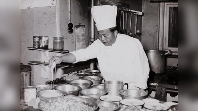 Hugo Henno, Su Ao Y in der Küche des „China-Restaurants Tai-Tung,“ München um 1951 (Foto: Stadtmuseum)