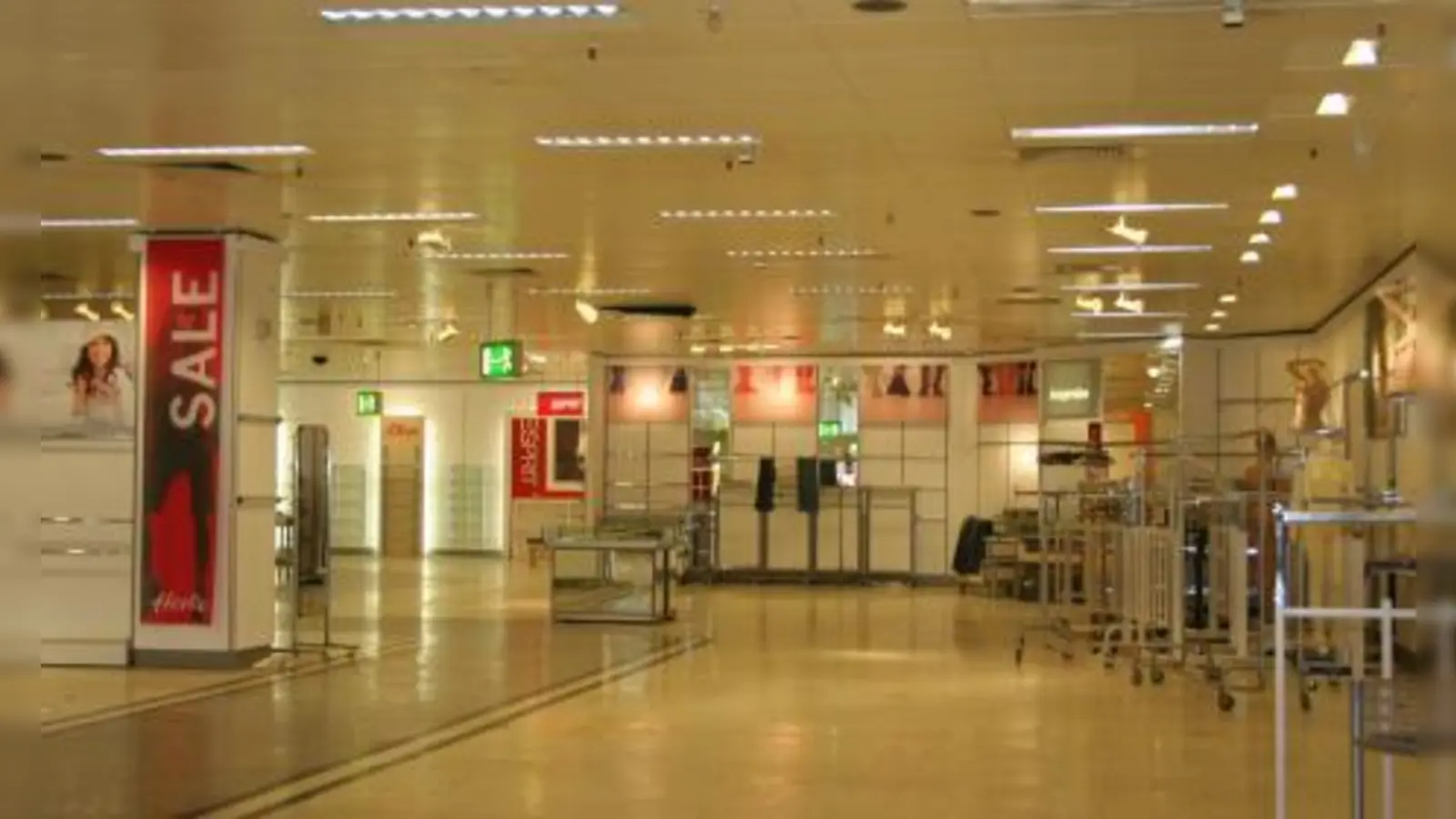 Samstag, 8. August, 16 Uhr: Die Räume von Hertie sind gähnend leer. Bis auf zwei bis drei Prozent, so Geschäftsleiter Günter Dechant, sei alles verkauft worden. (Foto: tg)