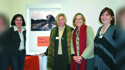 Dr. Corinna Seith, Wissenschaftlerin, Johanna Pförtner, &lt;b&gt;Leiterin der Zufluchtstelle, Ingrid Reich, IMMA Öffentlichkeitsarbeit und Andrea Mager-Tschira, IMMA Vorstand (v.l.) stellten zum 20-jährigen Bestehen der IMMA-Zufluchtstelle ihre Arbeit vor. (Foto: cm)