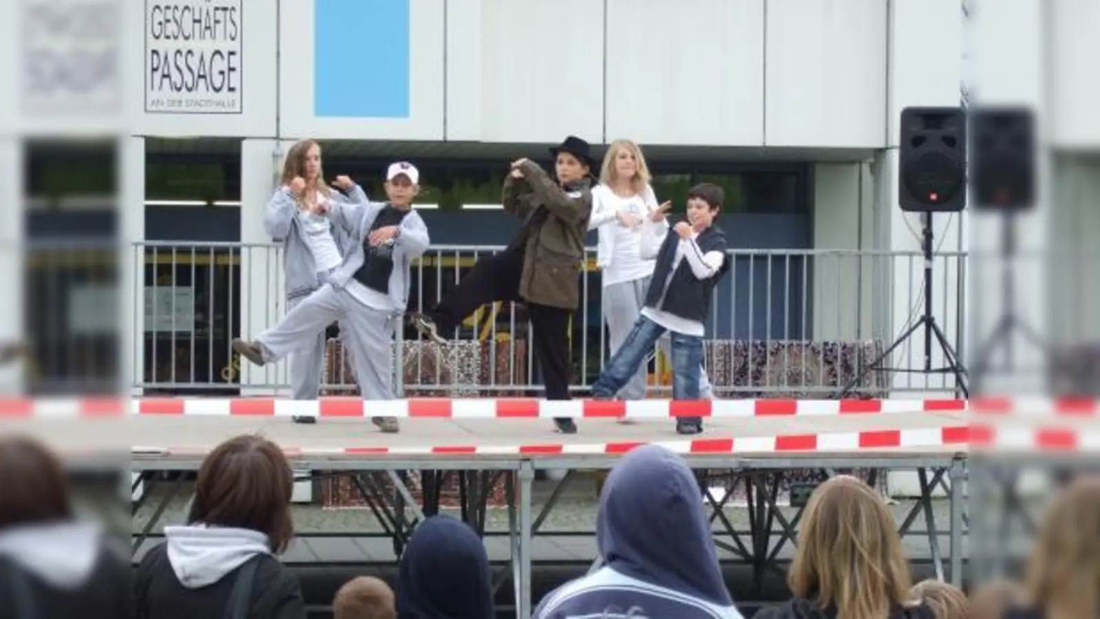 Mit Jonglieren, Kastaniengespenster basteln, Blumensträuße binden und Pflanzschalen stecken war die VHS Germering auch in diesem Jahr wieder beim Kinderfest dabei – besondere Begeisterung löste aber die Vorführung der HipHop- und Streetdance-Gruppe (Foto) von Mark Verloop aus. (Foto: Eva Schraft)