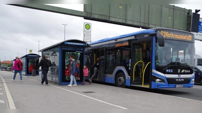 So freie Bahn zum Überqueren des Fuß- und Radweges haben Passanten, die an der Ostseite der Donnersberger Brücke aus dem Bus steigen, nur selten. (Foto: Beatrix Köber)