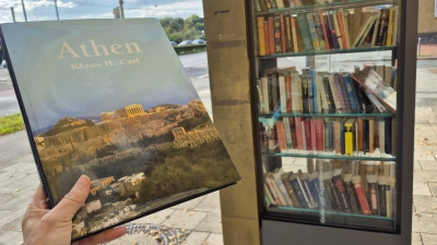 Klaus H. Carls Bildband „Athen” im Bücherschrank in der Dachauer Straße/Ecke Voitstraße. (Foto: tab)