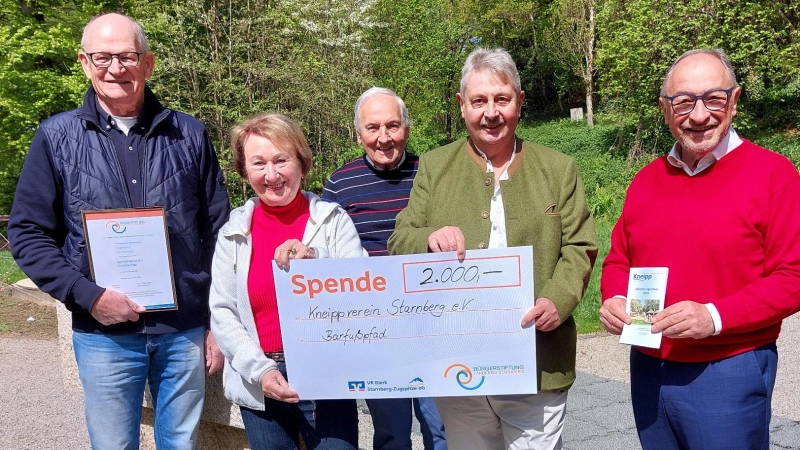 Freude bei der Scheckübergabe (v.l.): Johann Oberhofer, Hannelore und Willy Hartmann, Burkhardt Schütz und Karl Roth. (Foto: Kneippverein)
