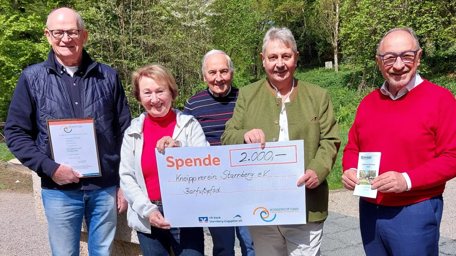 Freude bei der Scheckübergabe (v.l.): Johann Oberhofer, Hannelore und Willy Hartmann, Burkhardt Schütz und Karl Roth. (Foto: Kneippverein)