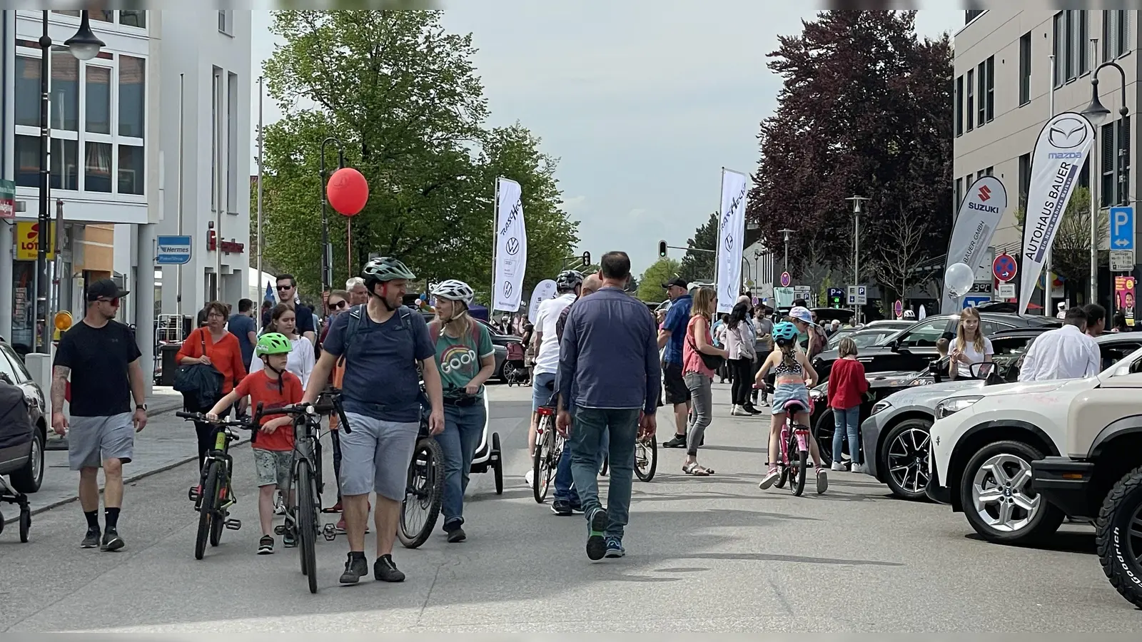 Wo sonst der Verkehr durch Gilching rauscht, konnten die Besucher ganz gemütlich über die autofreie Römerstraße flanieren. (Foto: pst)