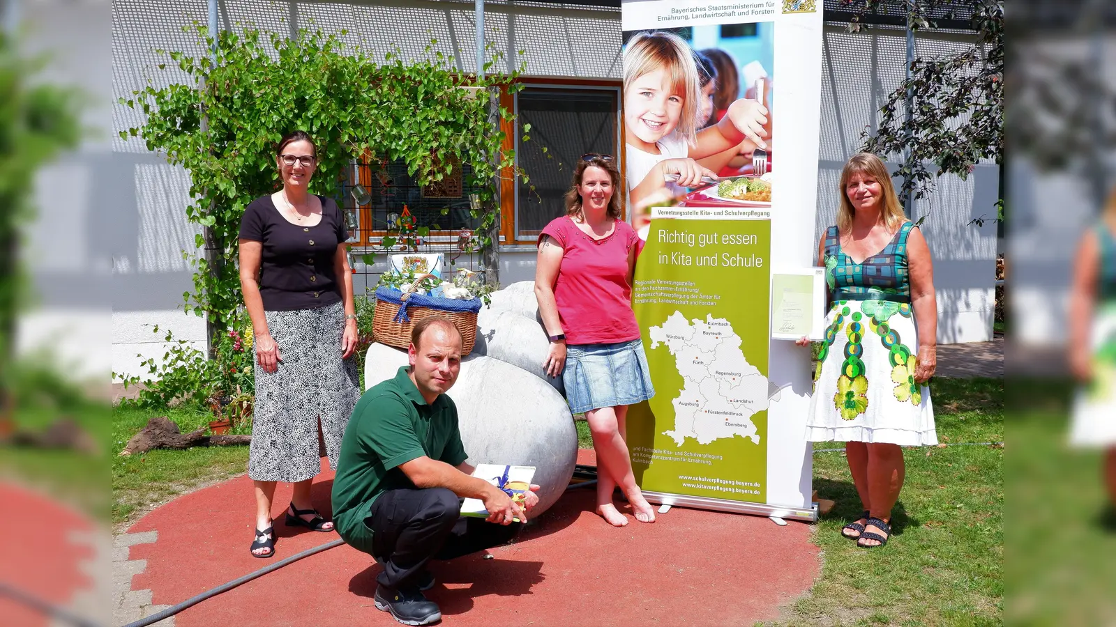 Die Vernetzungsstelle Kita- und Schulverpflegung Oberbayern Ost verleiht Urkunde an das Haus für Kinder „KoRi Schneckenstein“ vom Kreisjugendring München-Stadt. (Foto: VA)