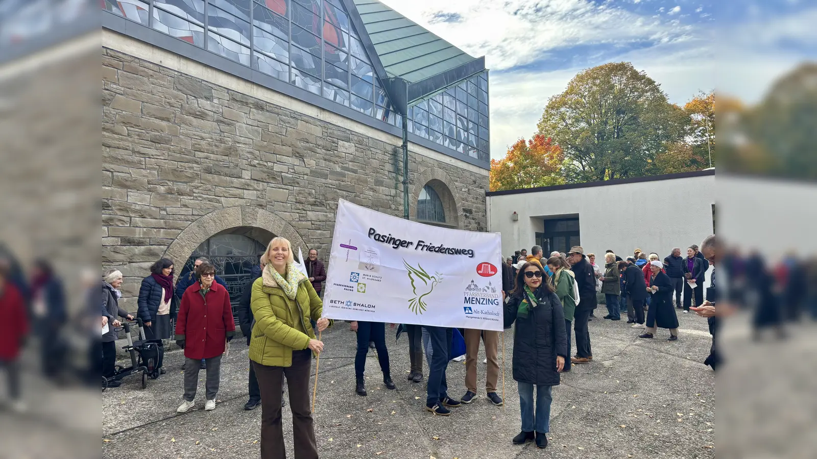 Marion Stopic und Janti Kreissig (v. l.) führten den elften Friedensweg mit dem Banner an. (Foto: Ulrike Seiffert)