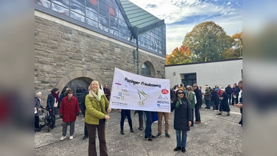 Marion Stopic und Janti Kreissig (v. l.) führten den elften Friedensweg mit dem Banner an. (Foto: Ulrike Seiffert)