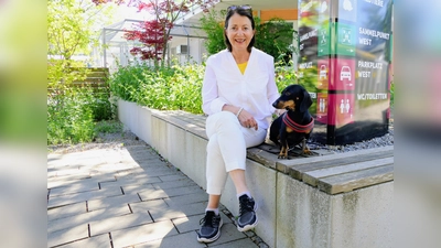 Die Ansprechpartnerin für Nachlassspenden des Tierheims, Daniela Bode, mit ihrem Dackel Franzl. (Foto: Tierschutzverein München e.V.)