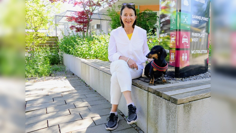 Die Ansprechpartnerin für Nachlassspenden des Tierheims, Daniela Bode, mit ihrem Dackel Franzl. (Foto: Tierschutzverein München e.V.)