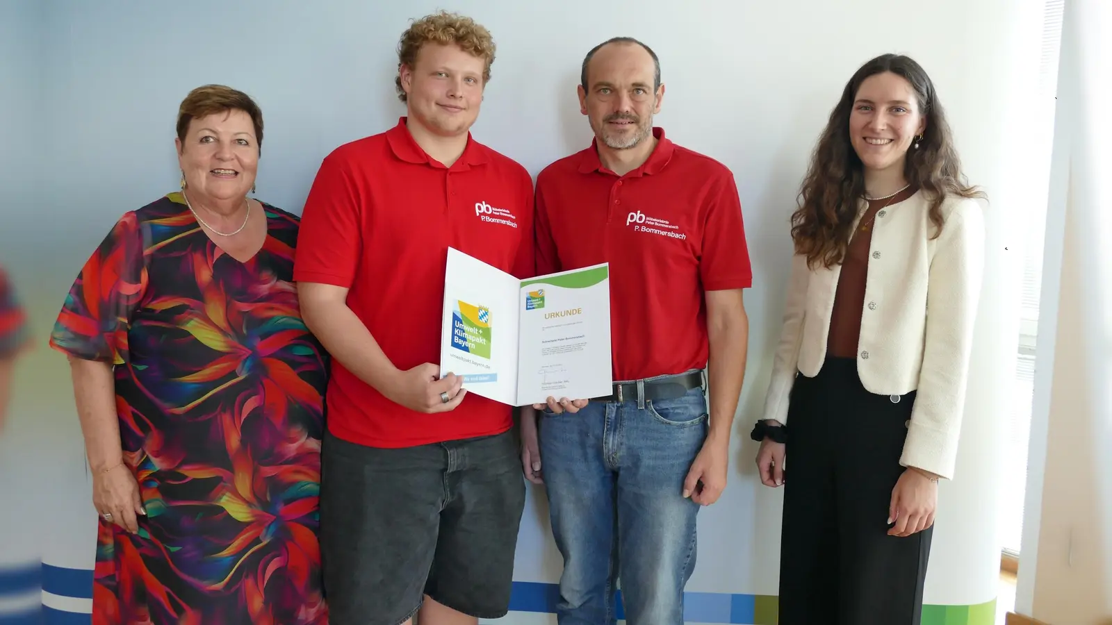 Betriebliches Engagement für Klima und Umwelt wird hier honoriert (v.l.): Landrätin Andrea-Jochner-Weiß, Pius Bommersbach, Peter Bommersbach und Magdalena Schnitzler (Wirtschaftsförderung am Landratsamt) bei der Überreichung der Urkunde. (Foto: Landratsamt Weilheim)