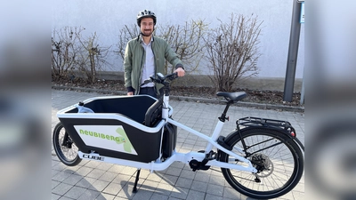 Bürgermeister Thomas Pardeller bei der Eröffnung des gemeindlichen Lastenradangebots. (Foto: Gem. Neubiberg)