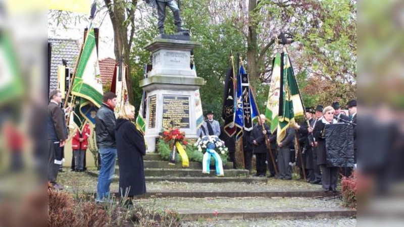 Annemarie Forster, Vorsitzende des VdK Aubing, hält hier ihre Gedenkrede zum Volkstrauertag vor dem Aubinger Kriegerdenkmal. (Foto: Herbert Forster)