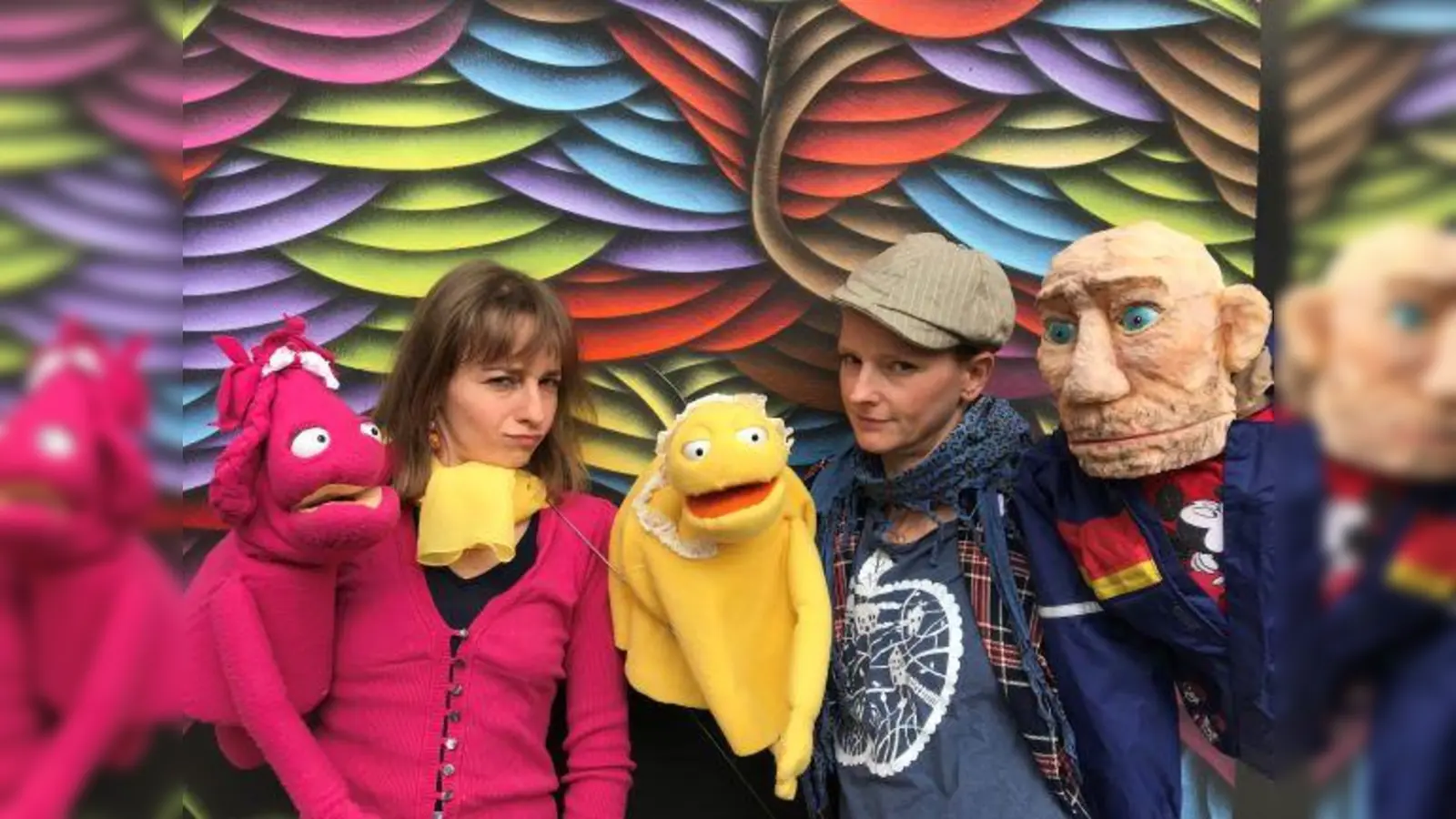 Die Puppenspielerin Julia Giesbert, die Schauspielerin Eszter Tompa und die Musikerin Marja Burchard sind das Theater Ananas, das für Kinder spielt. (Foto: Theater Ananas )