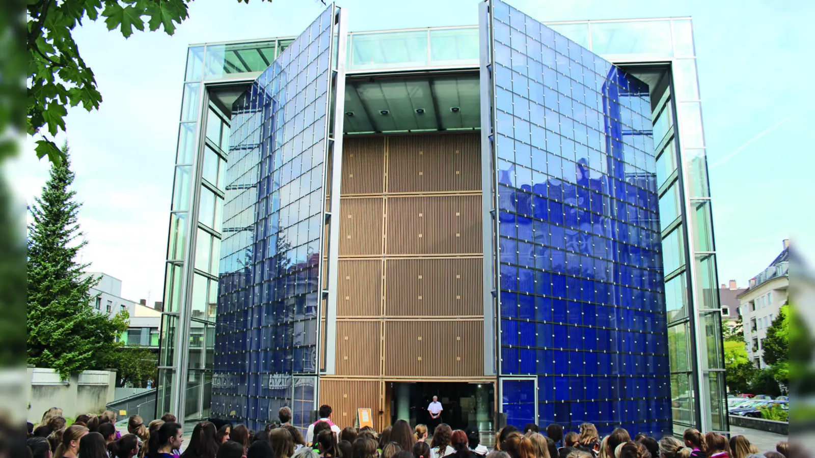 Es ist ein imposanter Anblick, wenn sich die riesigen Kirchenportale der Herz-Jesu-Kirche öffnen. (Foto: sb/ Archiv)