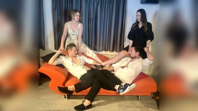 Auf der Suche nach einer Erklärung: v.l. Julian Brodacz, Anna Luna Drexler, Jessica Dauser und Dennis Tscherniak. (Foto: Rossstall-Theater)