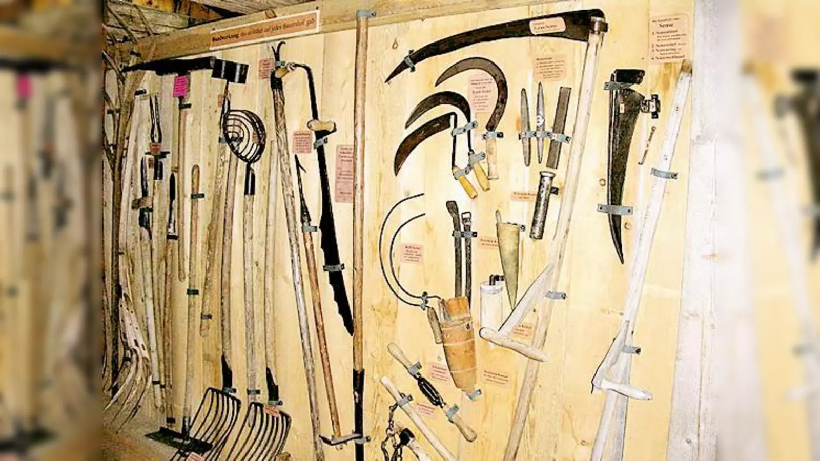 Bäuerliches Handwerkzeug aus alter Zeit sind neben vielen anderen Exponaten im neuen Ausstellungsbereich des Heimatmuseum zu sehen.   (Foto: Förderverein)