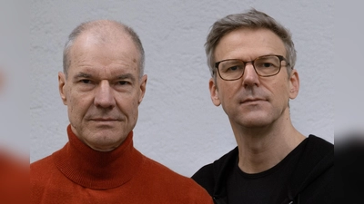 Gert Wilden jr. (l.) und Alexander Netschajew gestalten das Literaturkonzert. (Foto: Mali Wychodil)