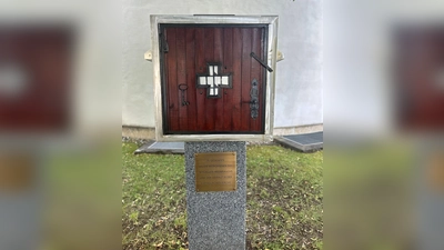 Die Gedenkstätte an der Ostseite der Pfarrkirche Maria Himmelfahrt (Foto: © Weitzel)