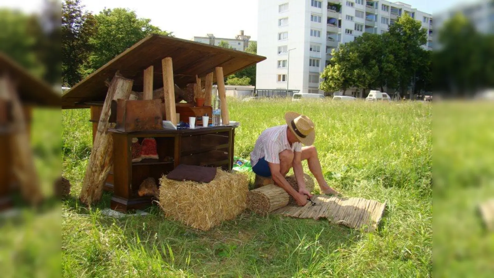 Das mehrstöckige Wohnhaus bildet mit dem Insektenhotel auf grüner Wiese einen attraktiven Kontrast. (Foto: pst)
