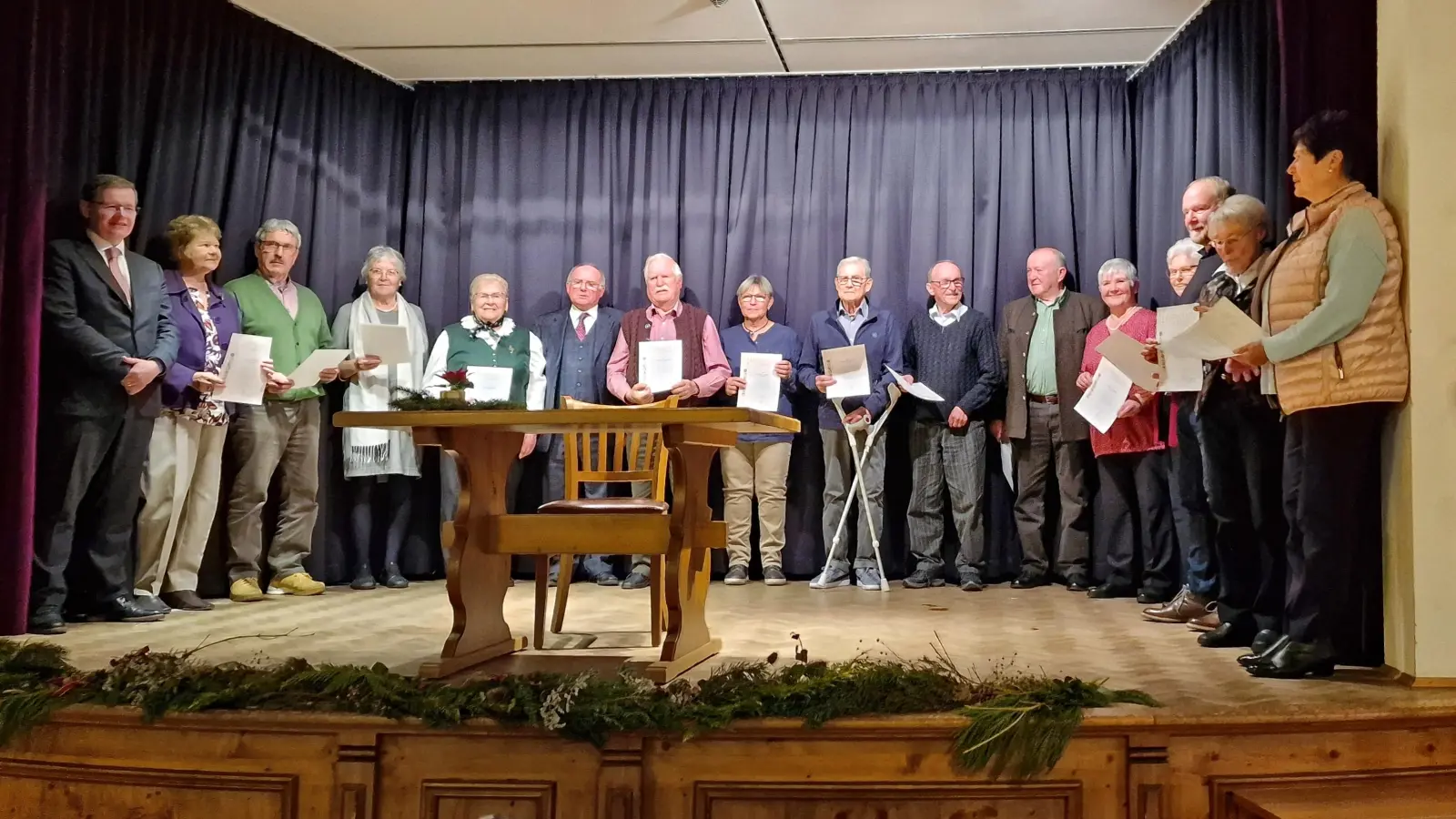 Im Rahmen einer Adventsveranstaltung ehrte der Obst- und Gartenbauverein Gilching seine langjährigen verdienten Mitglieder. (Foto: Verein)