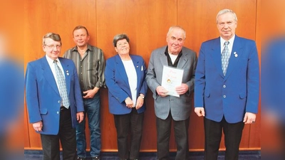 2. Vorstand Karl Meyer (li.) und 1. Vorstand Lutz Schulze (re.) ehrten Ludwig Vohburger, und Christine Vohburger (2. u. 3. v. li.) für 25-jährige Mitgliedschaft im KUV Concordia aus, Ehrenmitglied Anton Heimrath gehört dem Verein seit 50 Jahren an.	 (F.: VA)