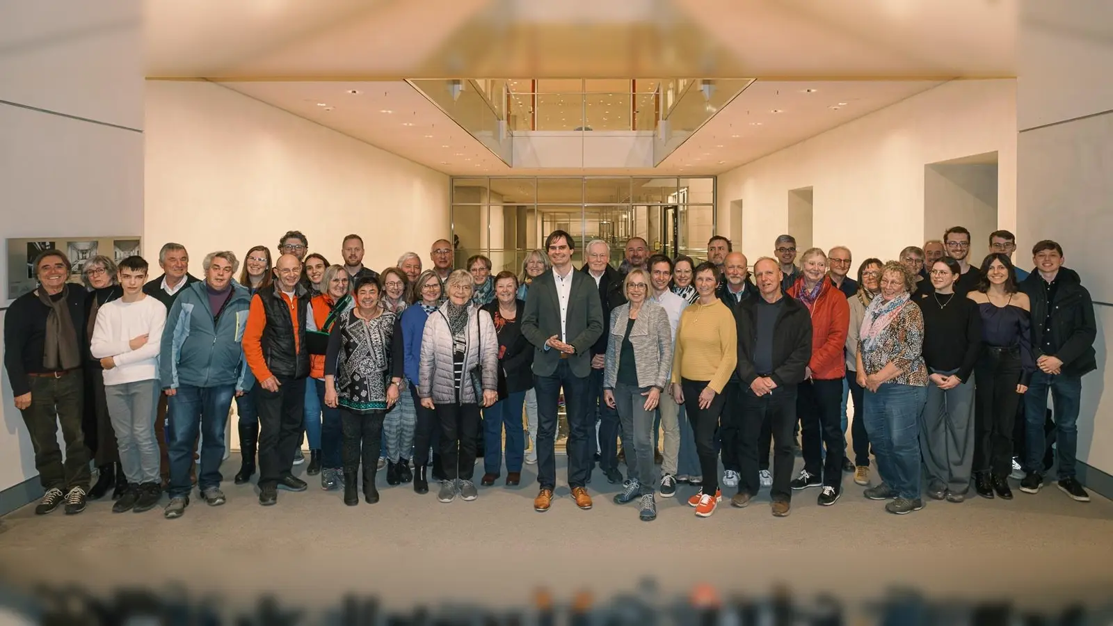 Andreas Mehltretter (Mi.) in Berlin umringt von den Gästen aus der Heimat. (Foto: Oliver Mann)