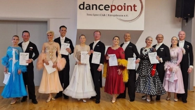 Carl Schlockermann und Bianca Kim bei der Siegerehrung (3. Paar v. l.). (Foto: TSA des TSV UG)