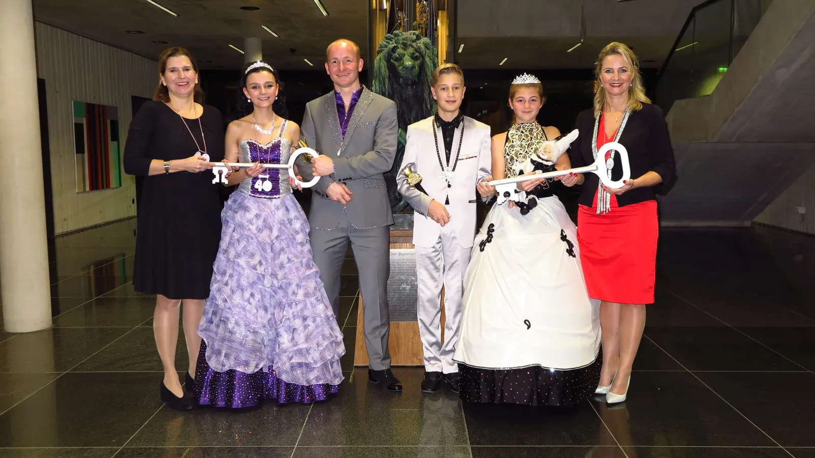 Schlüsselübergabe im Unterföhringer Bürgerhaus: (v. li.) Stadträtin Julia Schönfeld-Knor, Prinzessin Nadin I., Prinz Andre I., Kinderprinz Marcel II, Kinderprinzessin Leandra I. und 2. Bürgermeisterin Betina Mäusel. (Foto: Feringa)