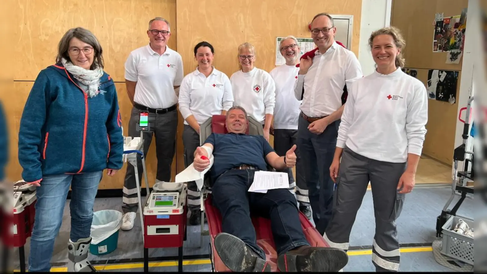 Potentiell Leben retten: Auf der Liege Bürgermeister Peter Felbermeier, links Emmi Rückert, dahinter Harry Tettinger, rechts Iris Rempis und Bernhard Seidenath. (Foto: BRK)