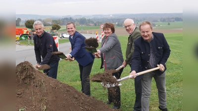 Beim Spatenstich an der Baustelle: Landrat Robert Niedergesäß, Bürgermeister Dr. Eduard Koch, Brigitte Keller und Matthias Kreuz vom Landratsamt und Bauleiter Axel Gau (von rechts). (Foto: LRA )