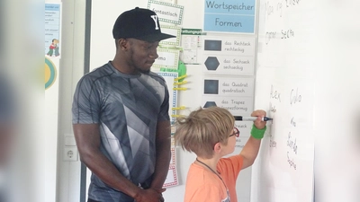 Omar aus Gambia besuchte Ismaninger Grundschüler im Unterricht. Die ersten 15 Minuten bestritt er auf Wolof, der Hauptsprache Gambias und Senegals. (Foto: Gemeinde Ismaning)