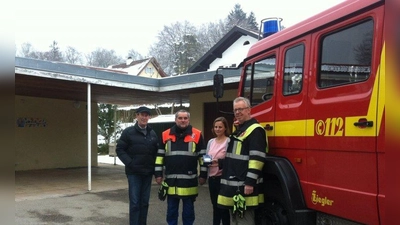 Die Freiwillige Feuerwehr Percha spendete an den Kindergarten St. Christophorus zehn Rauchmelder, welche sie auch gleich in den Räumlichkeiten anbrachten. (Foto: Kindergarten St. Christophorus)