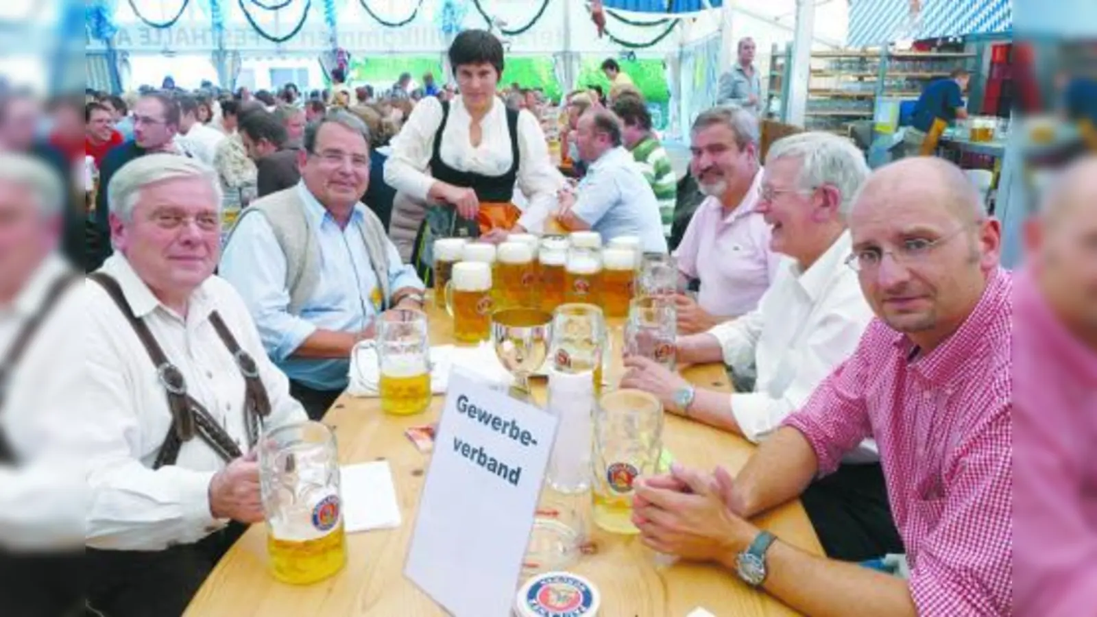 Mitglieder des Germeringer Gewerbeverband auf dem Volksfest. (Foto: pi)