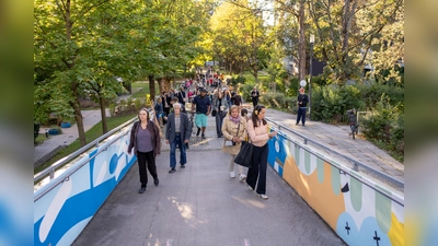 Über 100 Menschen feierten gemeinsam die neue Gestaltung der Brücke mit Hörspaziergang, Musik und gemeinsamem Kochen. (Foto: Florian Budke/ City Super Graphics)