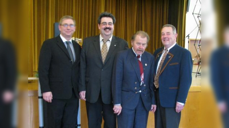 Über ihre Auszeichnungen freuen sich: (v.l.) Roland Ahl, Günter Kleitner, Klaus Speyer und Rupert Königer. (Foto: pi)