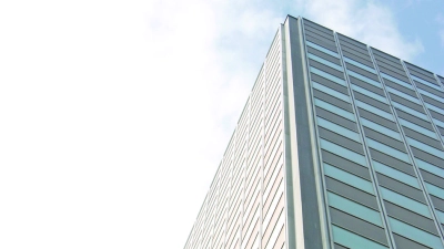 Das 75 m hohe Siemens-Hochhaus wurde 1961-63 gebaut und steht unter Denkmalschutz. Seit 2006 wurde es mehrmals verkauft. Seit 2021 gibt es neue Planungen zur Sanierung des Gebäudes und zur Ergänzung durch Neubauten. (Foto: job)