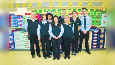 Filialleiterin Mirsada Balnkovic (l.) und ihr Team: (v.l.) Marica Klampfer, Anica Bakal, Ayfer Gumus, Matthias Hackl, Janina Lamenburger, Vlora Krasnigi und Slobodan Micic. (Foto: ls)