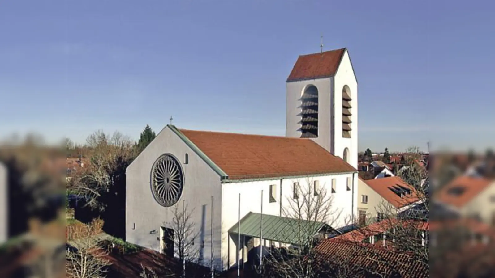 Mittelpunkt des Gemeindelebens war und ist die Kirche mit dem Satteldach und der Rosette überm Eingangsportal.	 (Foto: VA)