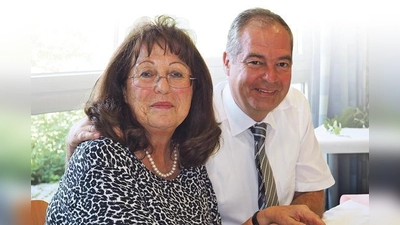 Eine so verdiente Lehrkraft wie Edda Klein lässt Schulleiter Michael Oberhofer nur ungern ziehen.	 (Foto: Schule)