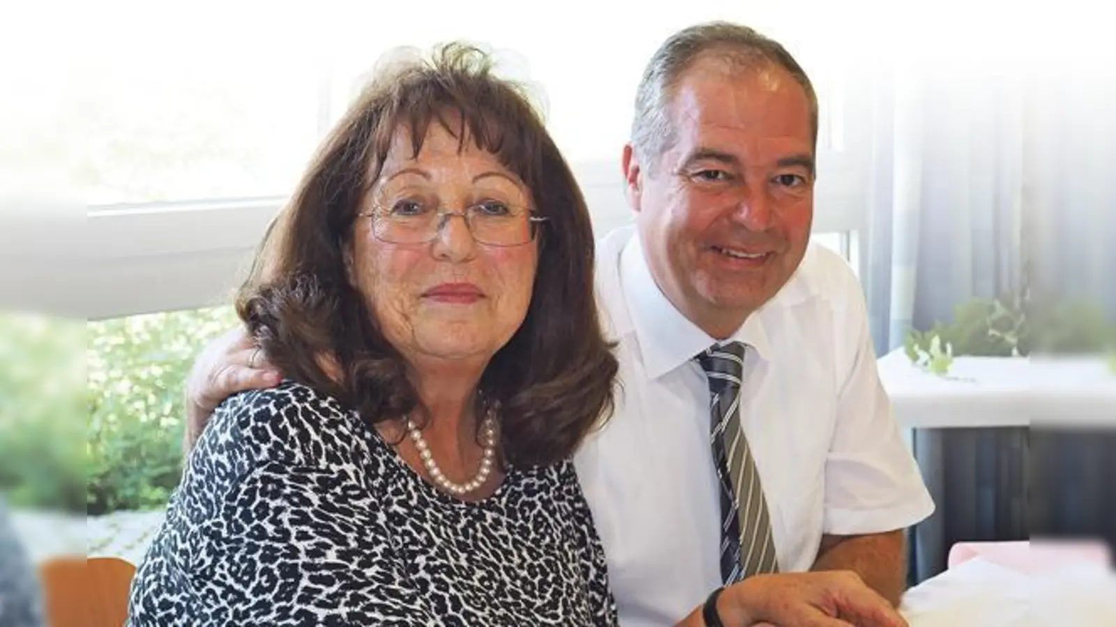 Eine so verdiente Lehrkraft wie Edda Klein lässt Schulleiter Michael Oberhofer nur ungern ziehen.	 (Foto: Schule)