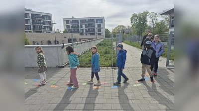 Schulkinder aus der Ammerseestraße mit Alexandra Heckl, Geschäftsbereichsleiterin für Kinder, Jugend, Schulen und Soziales. (Foto: Gemeinde Gauting)