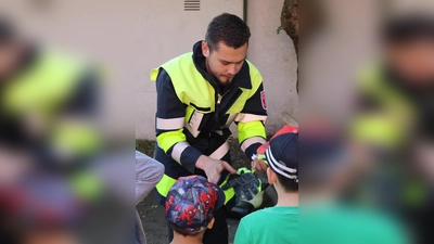 Begeisterte Zuhörer: "Bufdi" Tim bei der Präventionsarbeit im Kindergarten. (Foto: Freiwiillige Feuerwehr München)