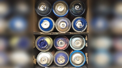 Farbe auf Knopfdruck: Sprühdosen gehören zu den Utensilien von Graffitikünstlerinnen und Künstlern. (Foto: lsc)
