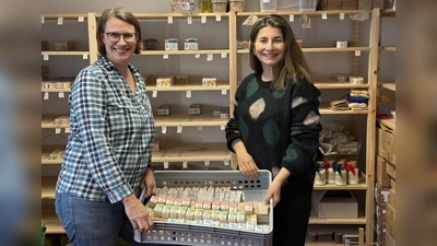 „Die Zwischennutzung ermöglicht mir, mein Start-up auszubauen”, freut sich Daniela Elbs über die von Naciye Özsu (rechts) initiierte Zwischennutzung. (Foto: pr)