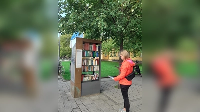Direkt am Nordbad befindet sich der erste aller öffentlichen Bücherschränke in München. Gleich daneben laden Bänke zum Anlesen ein.  (Foto: mha)
