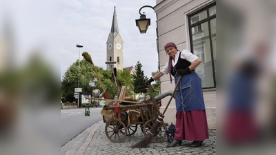 Die Kath' l hat wieder ihren Wagen ausgepackt und lädt ab zu neuen Touren ein. (Foto: Agnes Kraus)